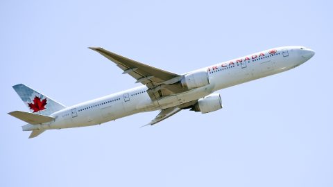 Takarót kért egy utas, úgy összeveszett a stewardess-szel, hogy törölni kellett a járatot