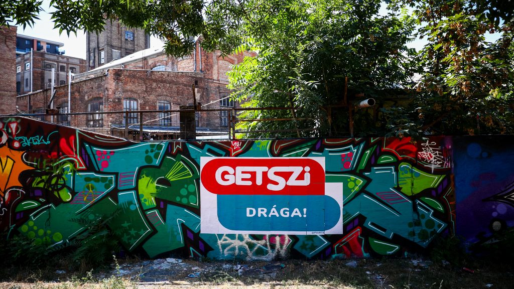 A HÉV-ről is látszik a Sziget húzós áraira beszóló graffiti