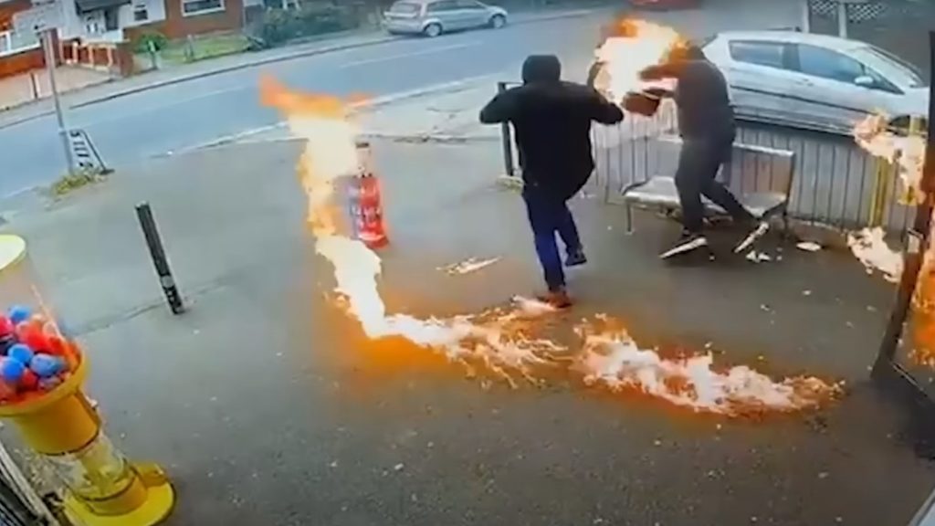 Magukat is lángba borították a manchesteri gyújtogatók: videó
