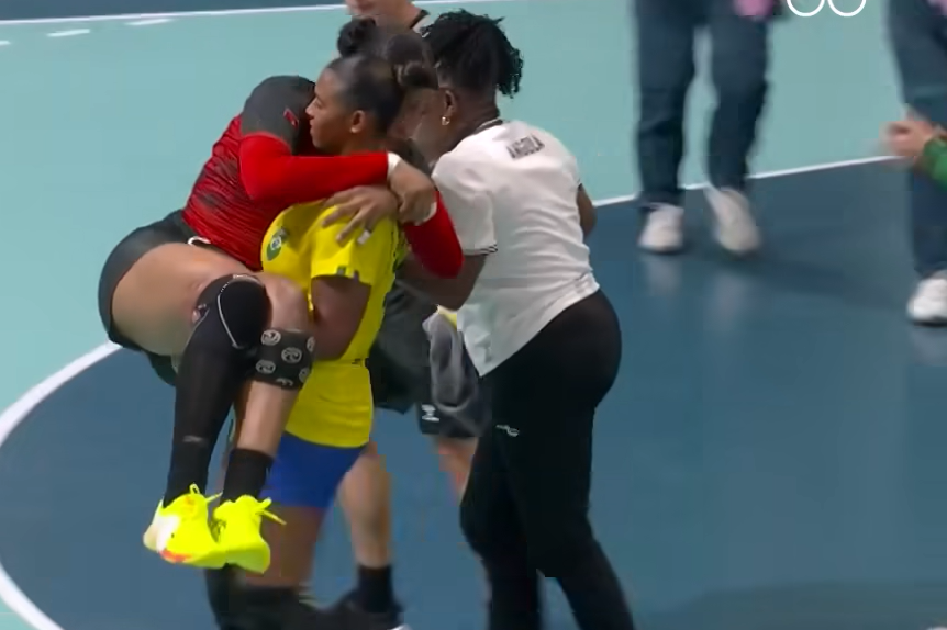 Gyönyörű jelenet az olimpián, az ellenfel vitte karjában a megsérülő kézist