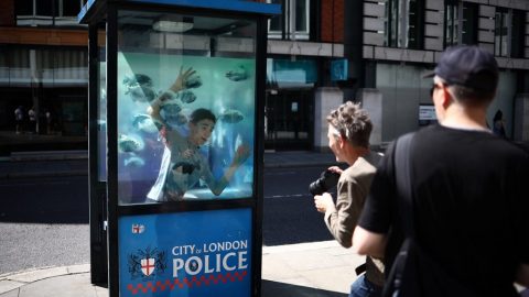 Piranhák leptek el egy londoni rendőrbódét