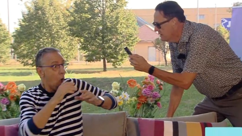 Bandi! – üvöltötte Csonka András fülébe a telefonnal mögé settenkedő Hajdu Steve