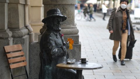 Krakkói politikusok próbálják megakadályozni, hogy az emberek egy kocsmai szoborral sörözzenek