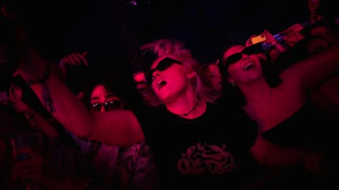 Vízpermettel és tűzzsonglőrrel a pusztító hőség ellen – a Sziget ötödik napja képekben