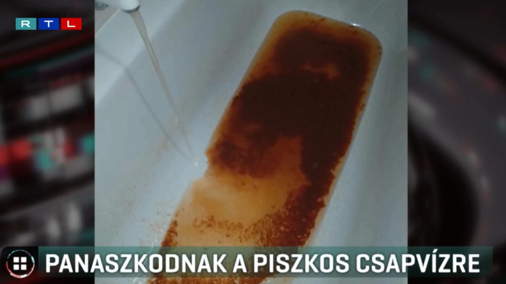 Barna, darabos víz folyik a csapból Tiszavasváriban, a helyiek sokszor már fürdeni sem mernek benne