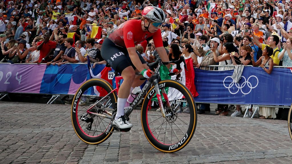 Vas Kata Blanka óriási verseny végén, célfotóval negyedik a női kerékpárosoknál