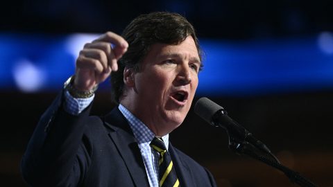 Tucker Carlson ismét össztűz alatt, ezúttal a „békepárti” Hitlert mentegető történész volt a vendége