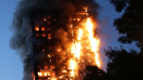 Hatósági hanyagság, tisztességtelen vállalkozói magatartás és elégtelen tűzoltósági szakképzés okozta a 2017-es londoni toronyháztüzet – jelentés