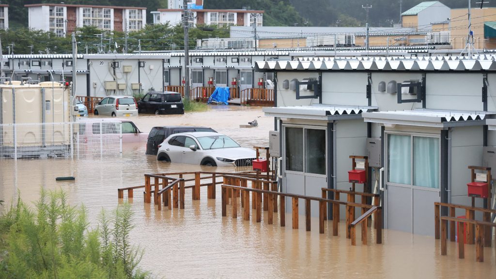 Japánt is elöntötte a víz – fotókon az áradások pusztítása