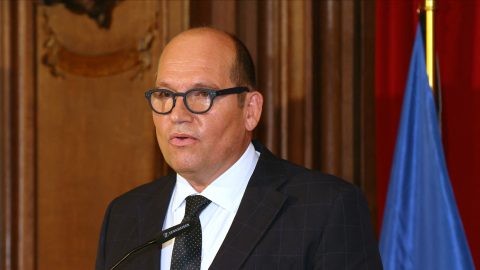 A brüsszeli polgármester felháborodott a magyar menekültbuszokon