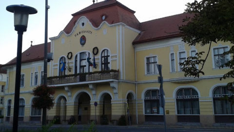 Hónapok óta nem ad fizetést balmazújvárosi önkormányzat, a polgármester a Fideszt okolja