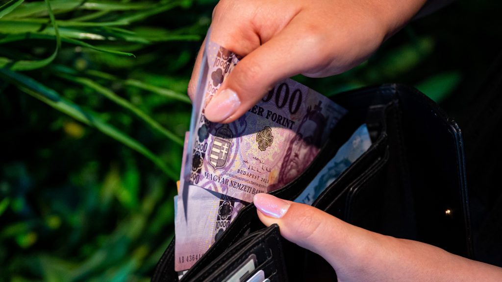 Ekkora minimálbért akar a kormány 2027-re