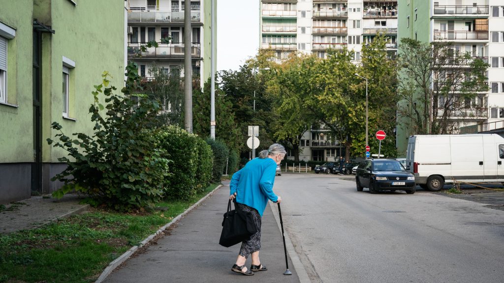 40 milliót dobott le az erkélyről az unokázós csalóknak a nagyi