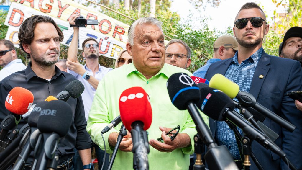 Magyar Péter állítja, Orbán egy AI-alapú Magyar Péter-szimulátorral készül kettejük strasbourgi vitájára
