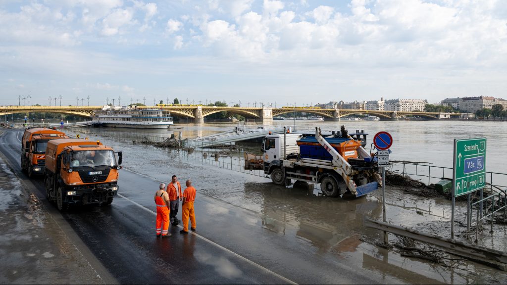 Örömzenével ünneplik az árvízi védekezésben résztvevőket Budapesten