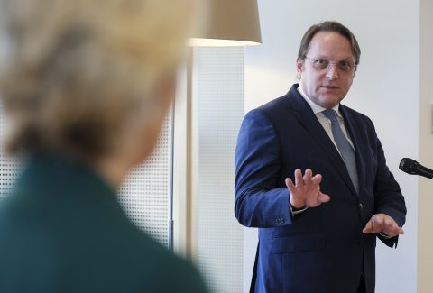Magyar Péter is Kulja András is dönthet az egészségügyi biztosnak készülő Várhelyi Olivér sorsáról