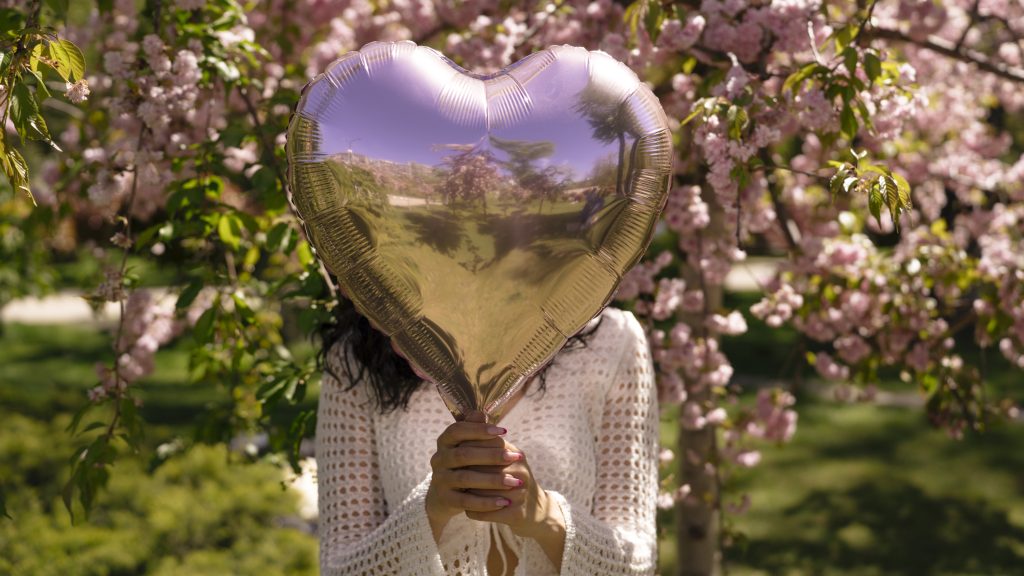 Szerelmével üldözi egy nő az életét megmentő orvost: szív alakú lufival várta és meztelenre vetkőzött előtte a váróteremben