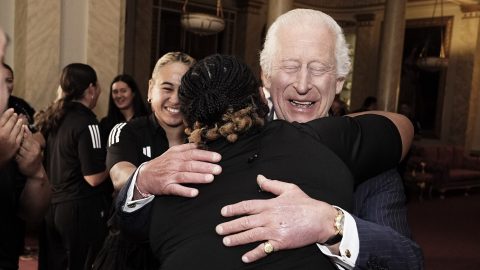 Az új-zélandi női rögbicsapat tagjai ölelést kértek Károlytól a Buckingham-palotában: meg is kapták