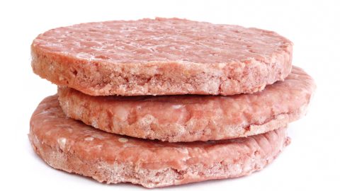 Halálra szúrta magát egy férfi, miközben késsel próbált szétválasztani két fagyasztott hamburgerpogácsát