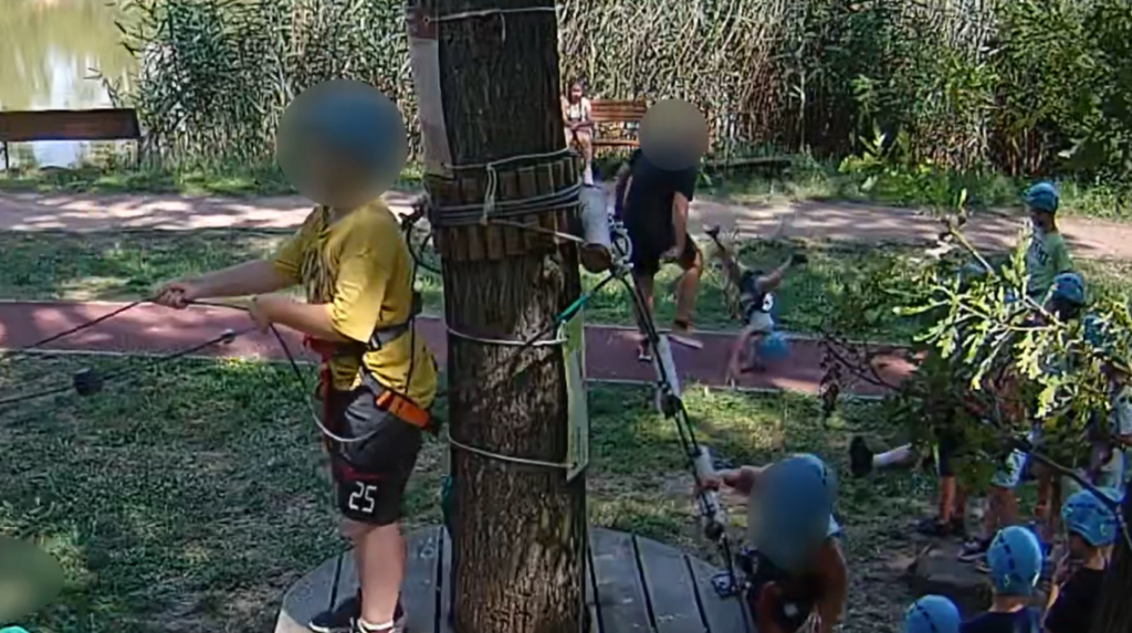 Két és fél év börtönt kértek a karateedzőre, aki felrúgott egy hétéves kisfiút a szolnoki kalandparkban