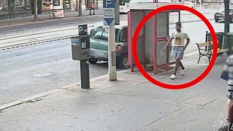 Keresi a rendőrség a férfit, aki fényes nappal felgyújtott egy autót a Teréz körúton