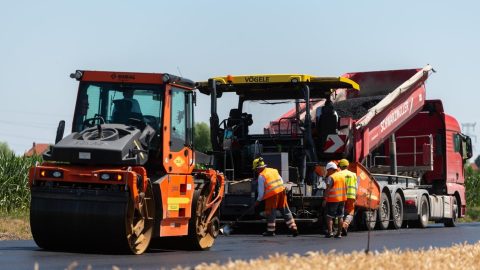 Pénzt nem kímélve újítják fel a Lázár János-féle kastély felé vezető mellékutat