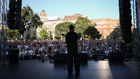 Utcára tett közel 600 diák és Iványi Gábor mellett állnak ki a Blaha Lujza téren