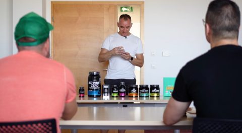 „Ez az, amivel bekenem a hasam és sixpack lesz tőle?” – itt a nagy BioTechUSA-teszt: kiderül, kollégáink mennyire vannak képben a különböző étrend-kiegészítőkkel