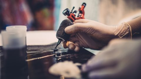 Nagyon kiadtak a tetoválóművészre, miután megmutatta fiatal vendége első tetoválását