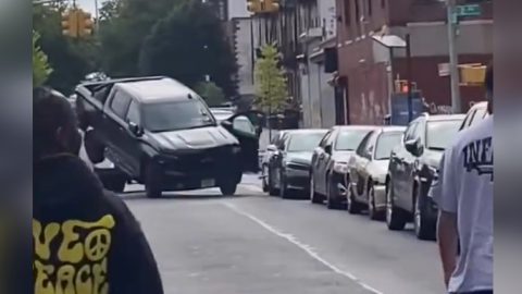 El akarták vontatni az autóját, így hát ellopta a vontatót, és letarolta vele az utcát – videó