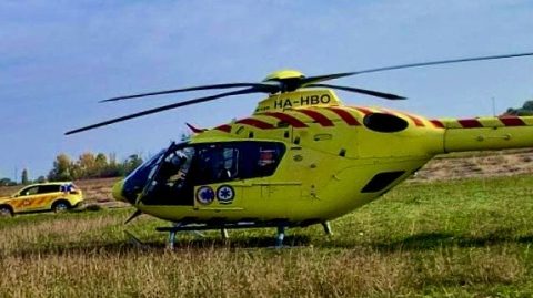 Mozgásképtelenné vált a mentőhelikopter, a rotor tengelyére csavarta a reptéri vonókötelet a lezuhant siklóernyős mentésénél