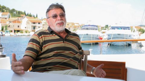 Jellinekékhez folyt be a fél ház vételára, ahonnan a volt Fidesz-közeli milliárdost utcára tették