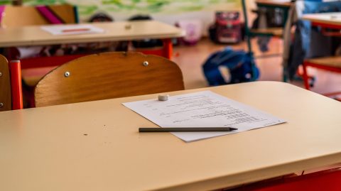 Életvitel-vizsgálatra kötelezné az iskolaőröket a kormány