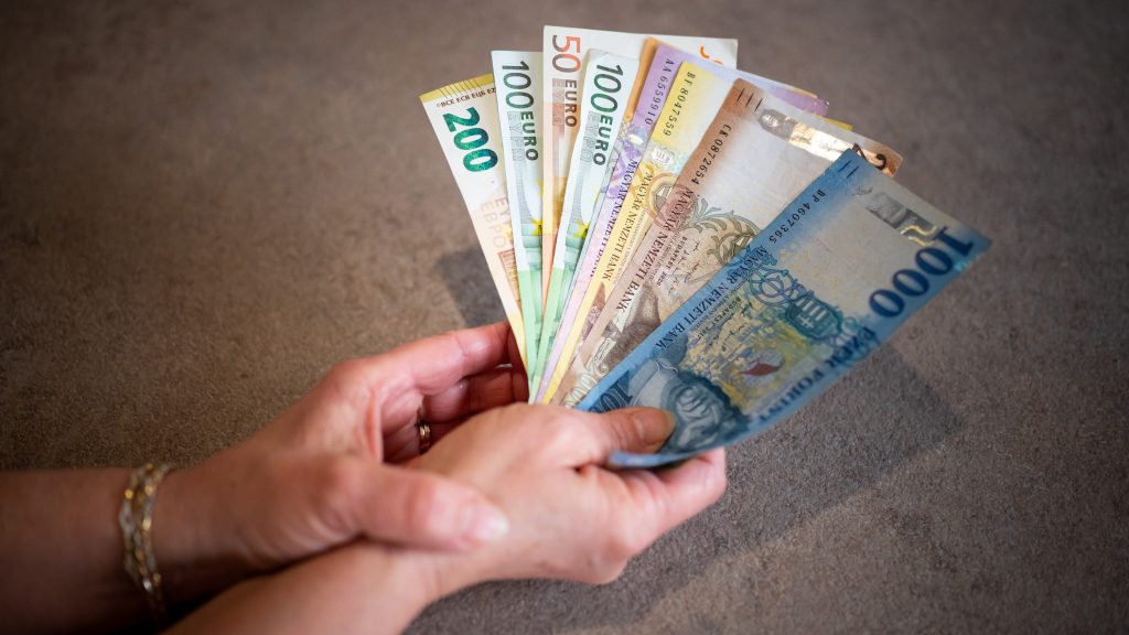 Csütörtök reggel is 400 forint felett az euró