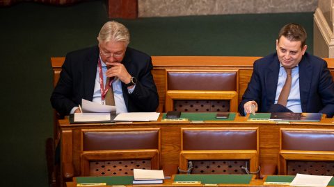 Pesti Imre: Ha a női táskában elfér a rúzs és a szemceruza, akkor az óvszer is el tud férni