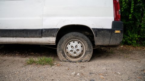 Egyetlen vevő sem akadt az embercsempészek roncsautóira – bezúzták az összeset