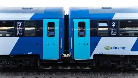 Kiszállt a mozdonyvezető Bicskénél, mert lejárt a munkaideje