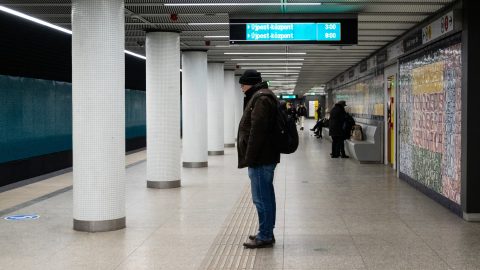 Téves tűzjelzés miatt állt le a hármas metró
