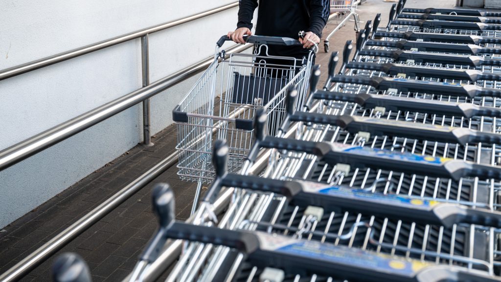 Így lesznek nyitva az üzletek a halottak napi hosszú hétvégén