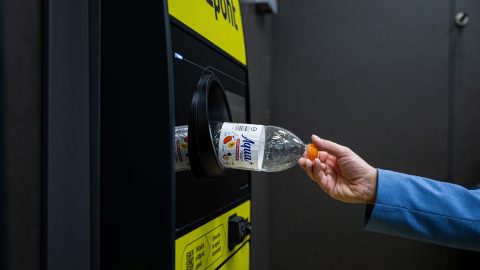 Megmagyarázta a rendőrség, miért kaphat durva bírságot az, aki kukából gyűjt visszaváltható palackokat