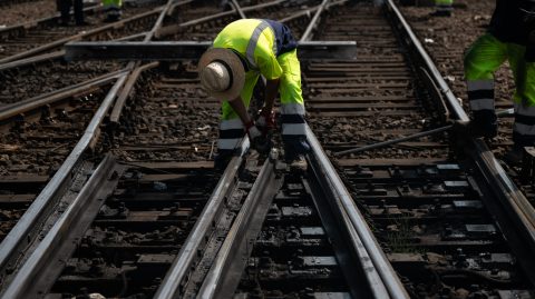 Szakszervezeti vezető: A kisiklások csak az első jelek, nem sokára jönnek a felsővezeték-szakadások