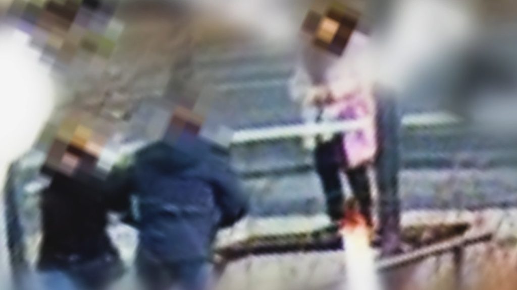 Késsel és ollóval támadt a feleségére egy férfi az egyik budai buszmegállóban