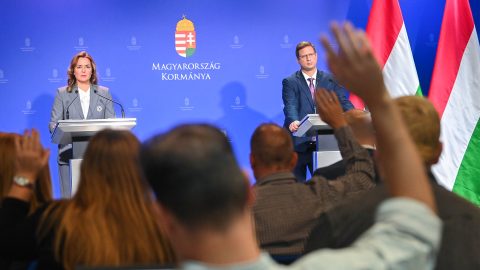 A kormány visszautasítja a Néppárt javaslatát, hogy Orbán távozzon