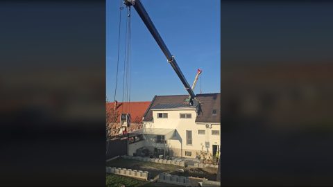 Lakóházra dőlt egy autódaru Sopronban
