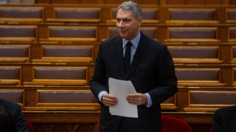 Lázár János „nyerészkedőnek” és „nagyétkűnek” nevezte Mészáros Lőrinc cégét