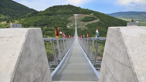 Félmilliárddal drágult átadás után a nemzet méregdrága kötélhídja