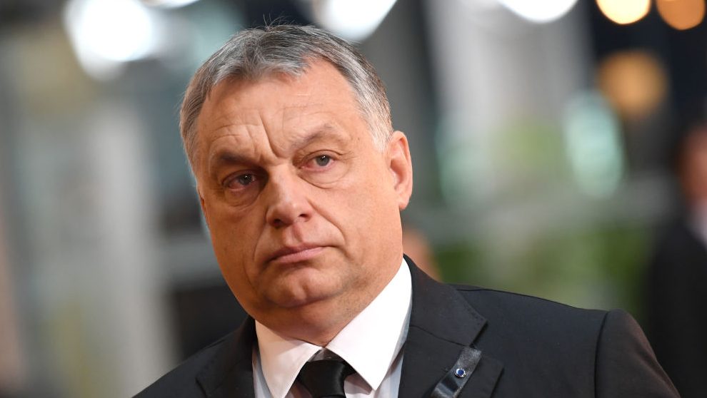 Botrányos jelenetekkel indult Orbán Viktor strasbourgi sajtótájékoztatója
