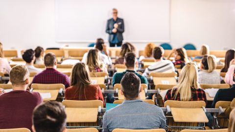 Ingyen tanulhatnak a 30 év alatti, házas és kisgyerekes egyetemisták