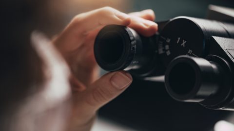 Még az orvos is megdöbbent, mikor a mikroszkóp alatt látta, mi minden van egy ujjon