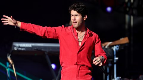 Nick Jonas lerohant a színpadról a Jonas Brothers prágai koncertje közben, miután valaki lézerpointerrel világított a homlokára